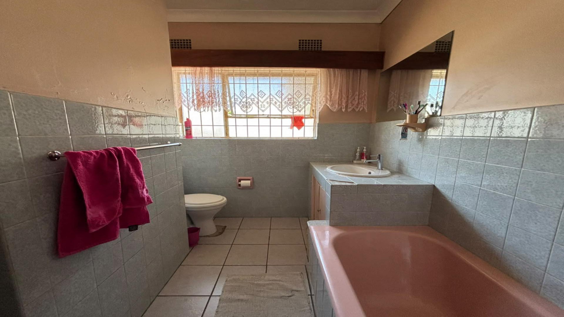 Bathroom 1 of property in Robertsham
