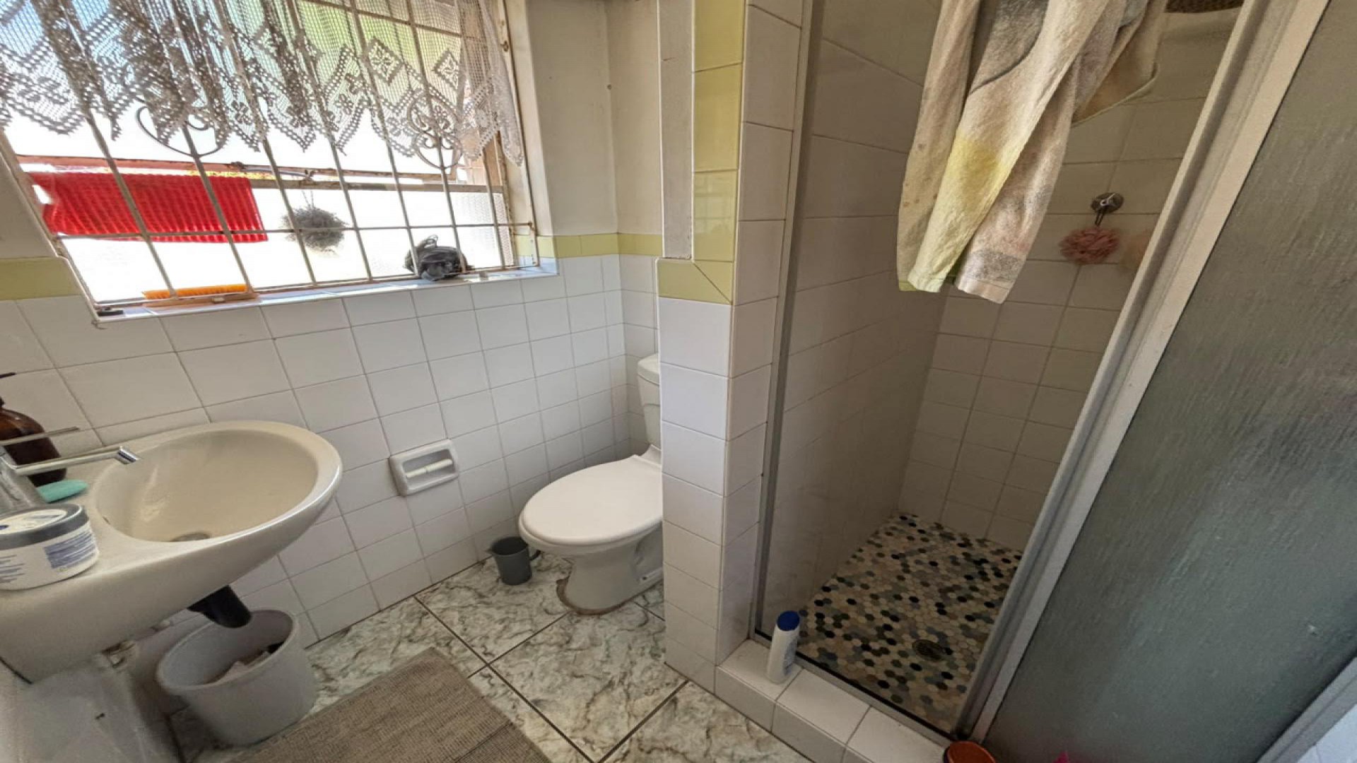 Bathroom 2 of property in Robertsham