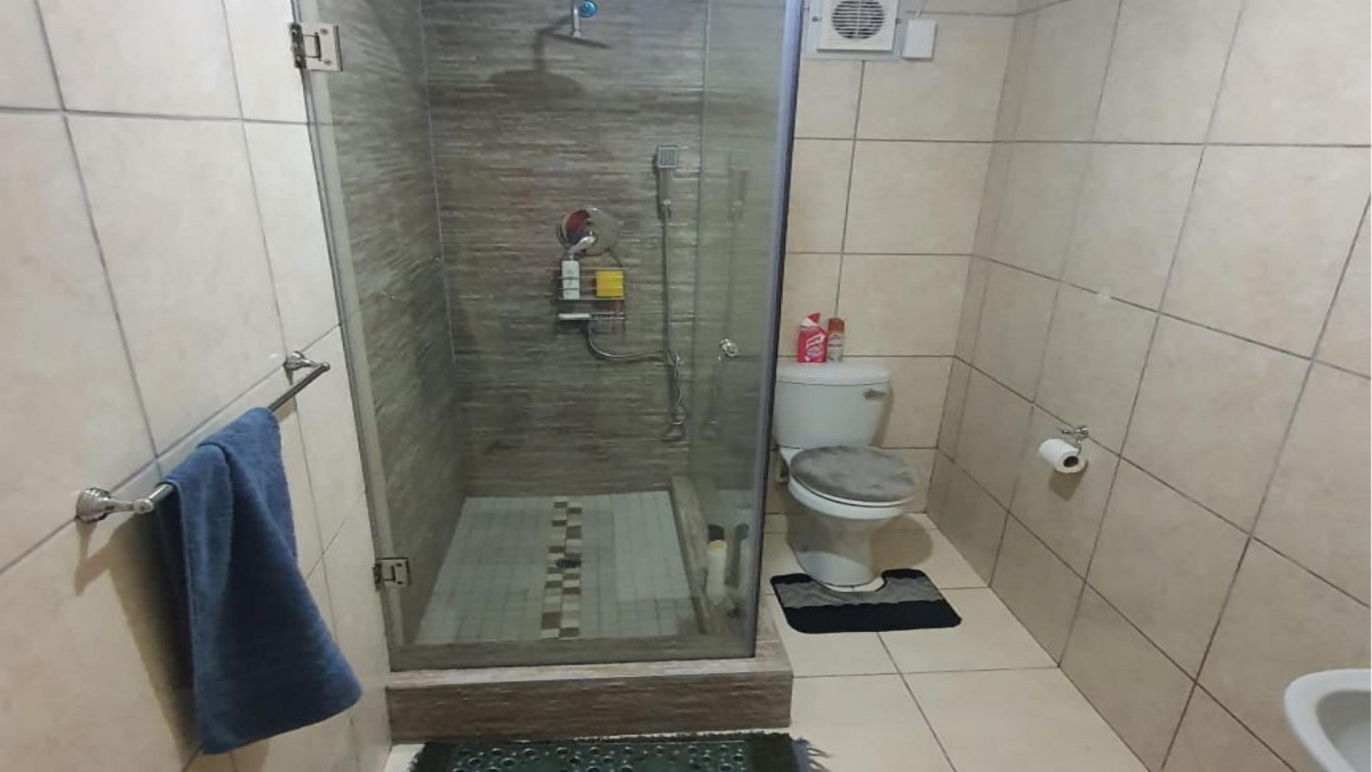 Bathroom 1 of property in Queensburgh