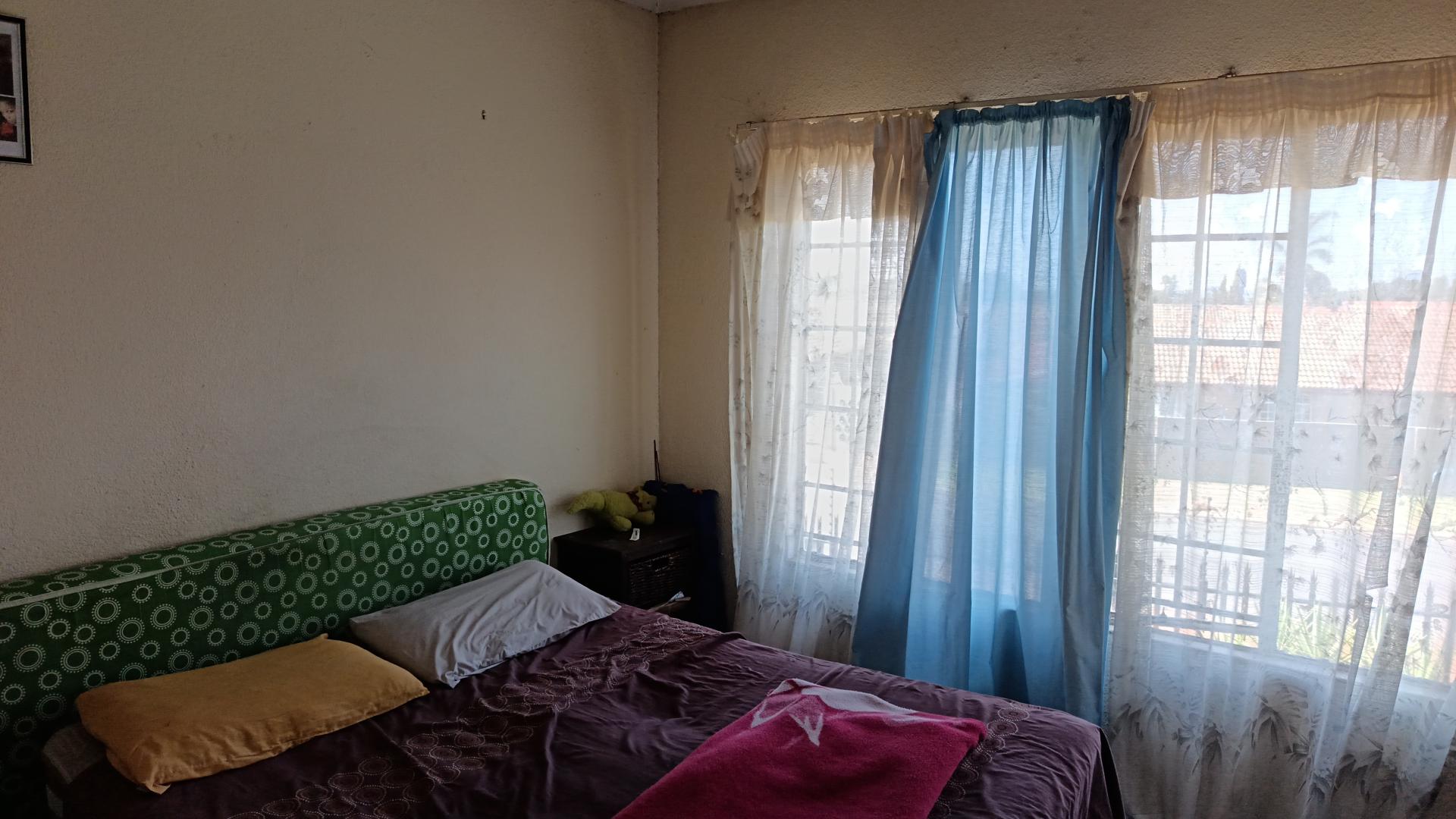Bed Room 1 of property in Norkem park