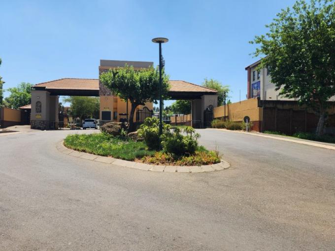 2 Bedroom Simplex for Sale For Sale in Castleview - MR725428