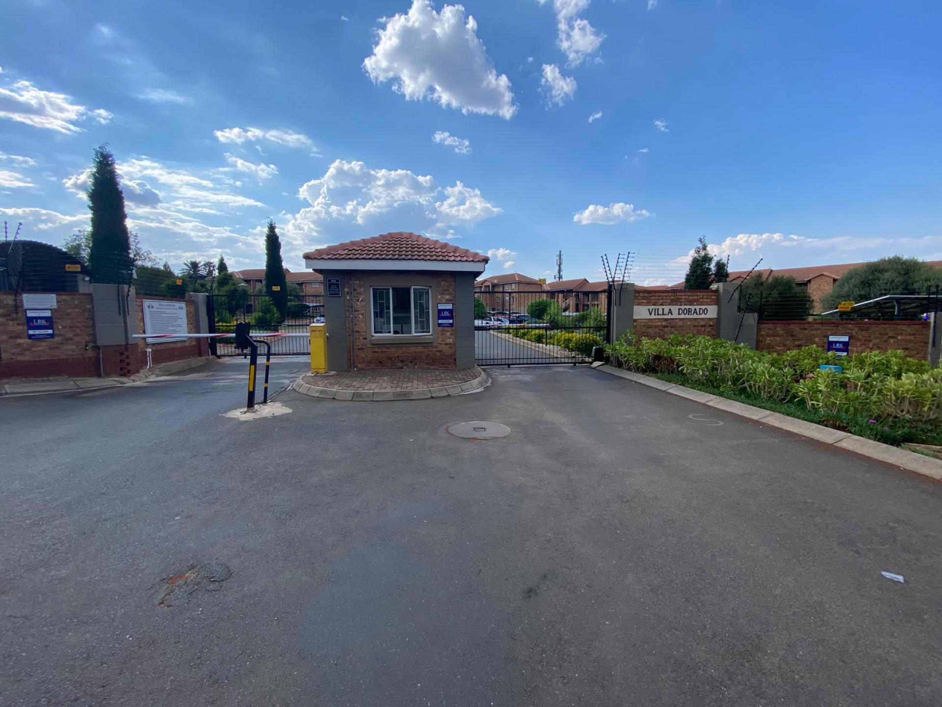 Front View of property in Heuweloord