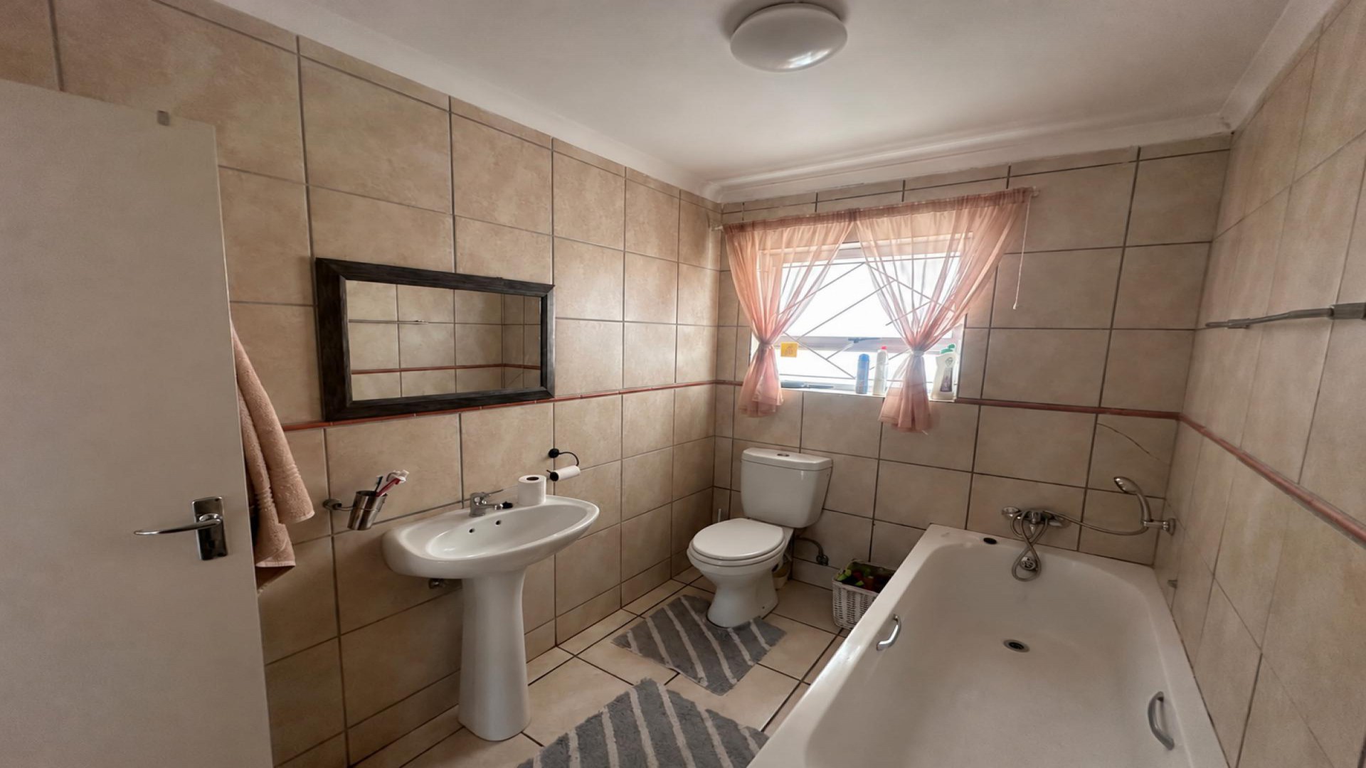 Bathroom 2 of property in Vredenburg