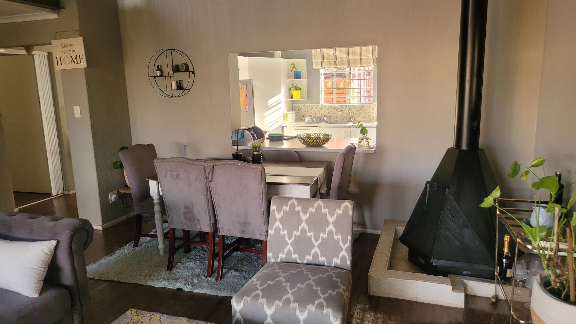 Dining Room of property in Corlett Gardens