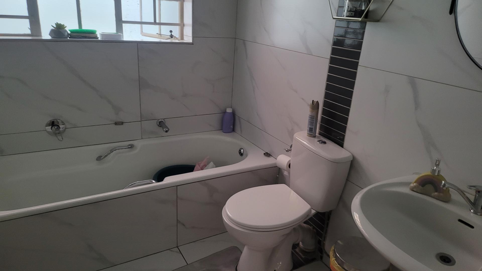 Bathroom 1 of property in Corlett Gardens