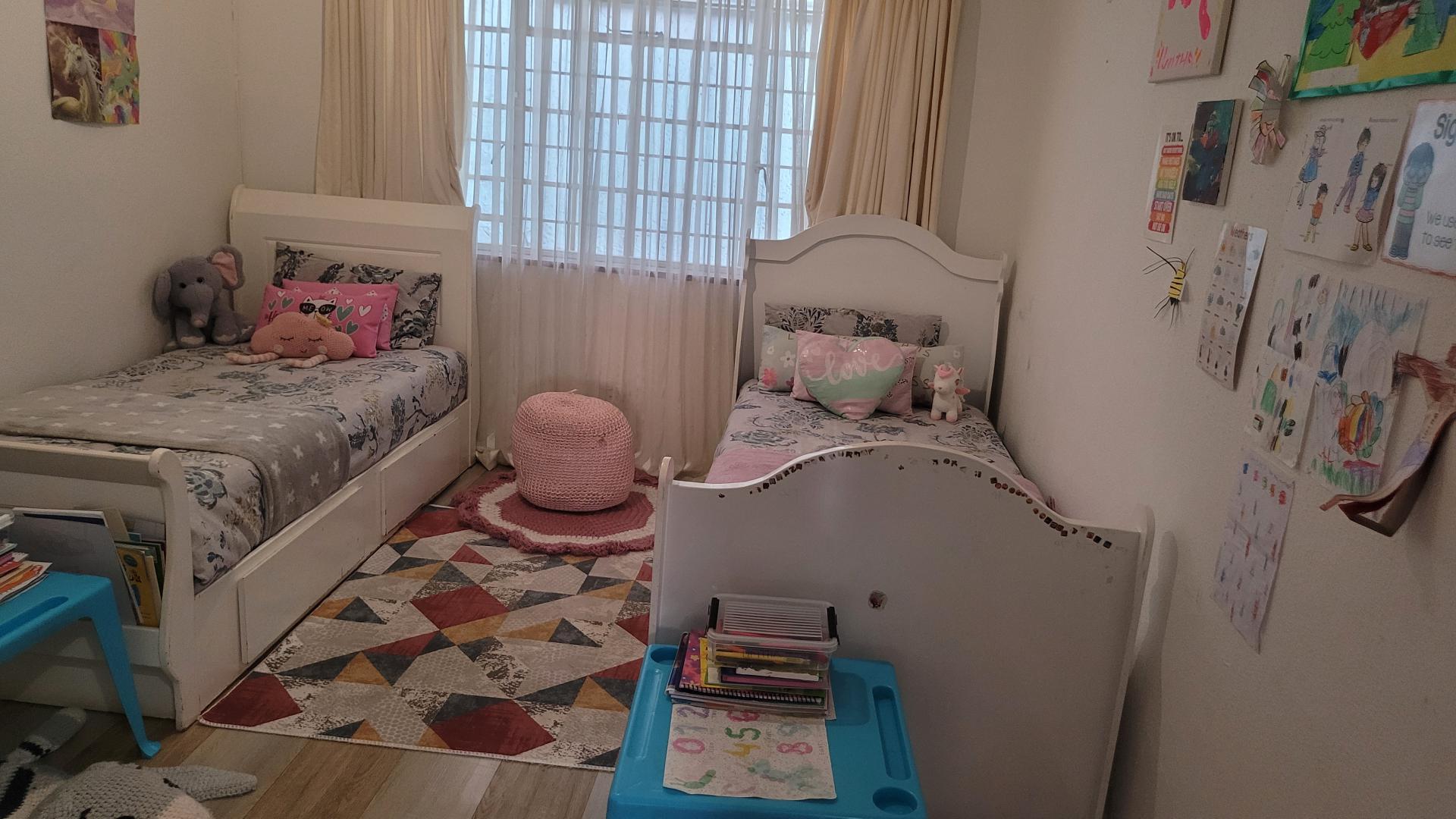 Bed Room 1 of property in Corlett Gardens