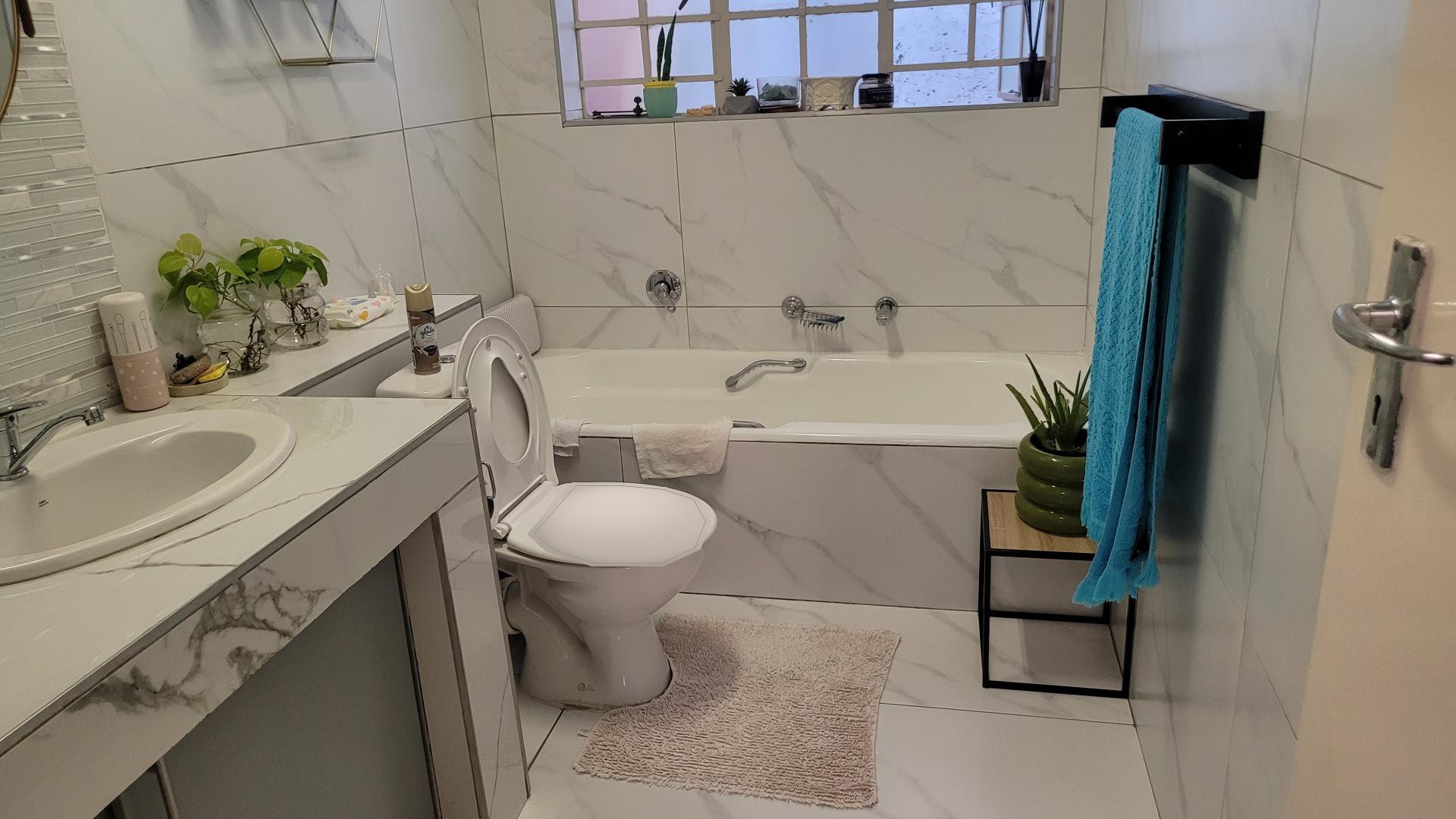Bathroom 2 of property in Corlett Gardens
