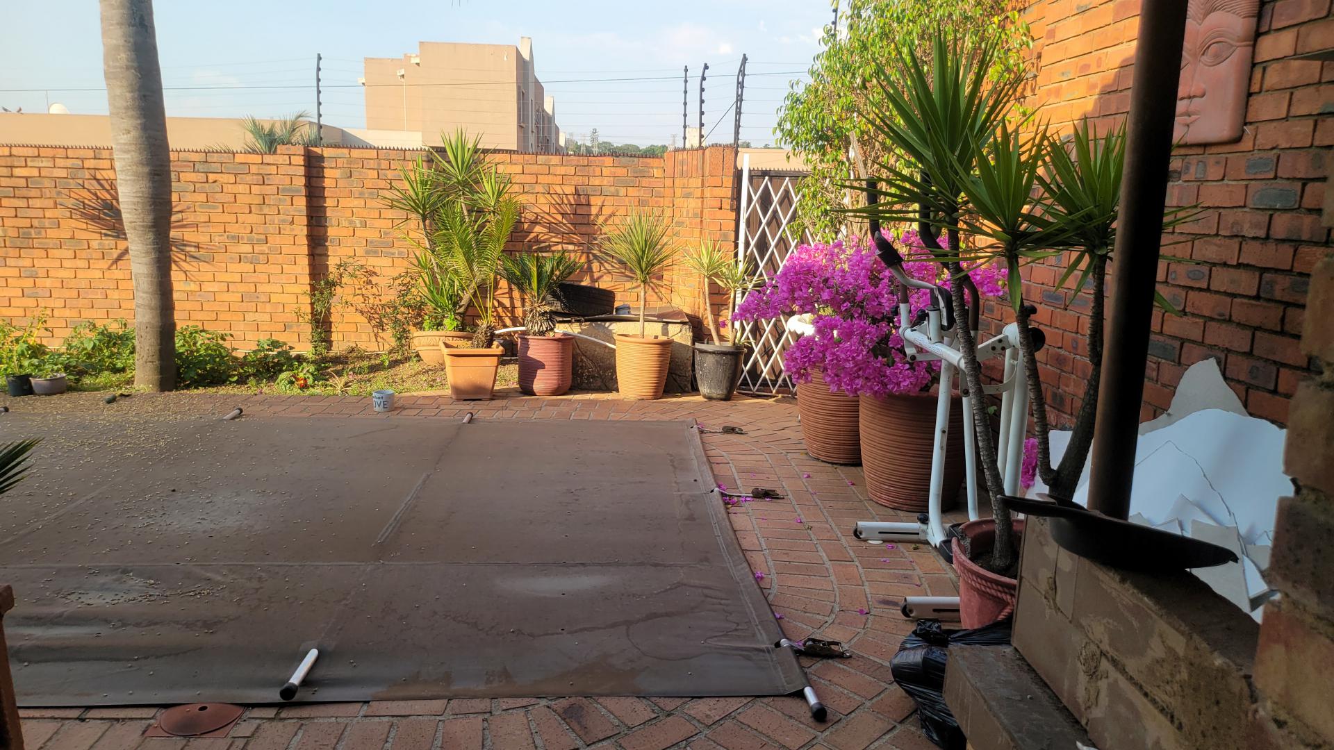 Swimming Pool of property in Corlett Gardens