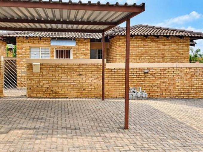 3 Bedroom Simplex for Sale For Sale in Heuwelsig Estate - MR725656