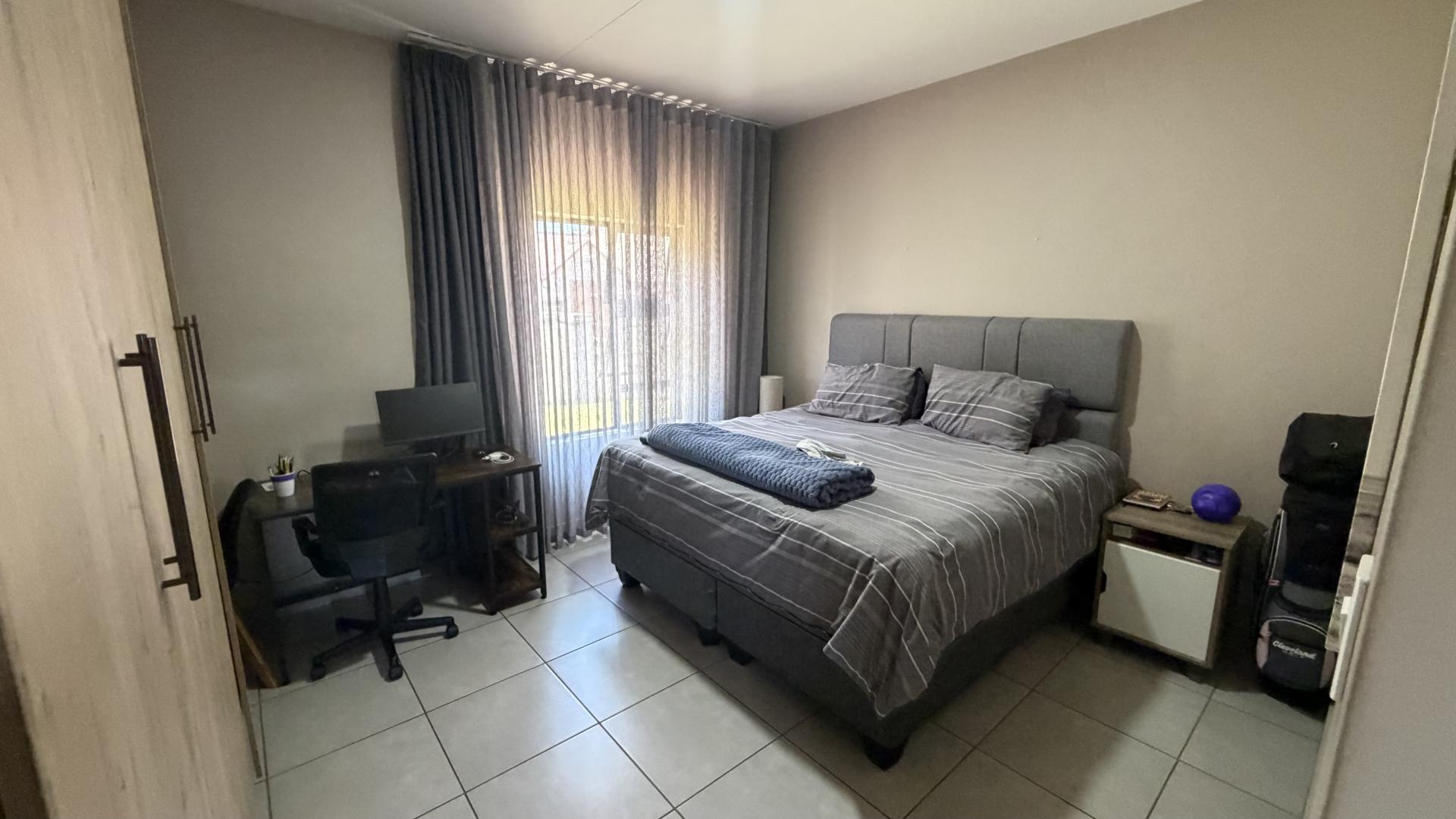 Bed Room 1 of property in Tierpoort