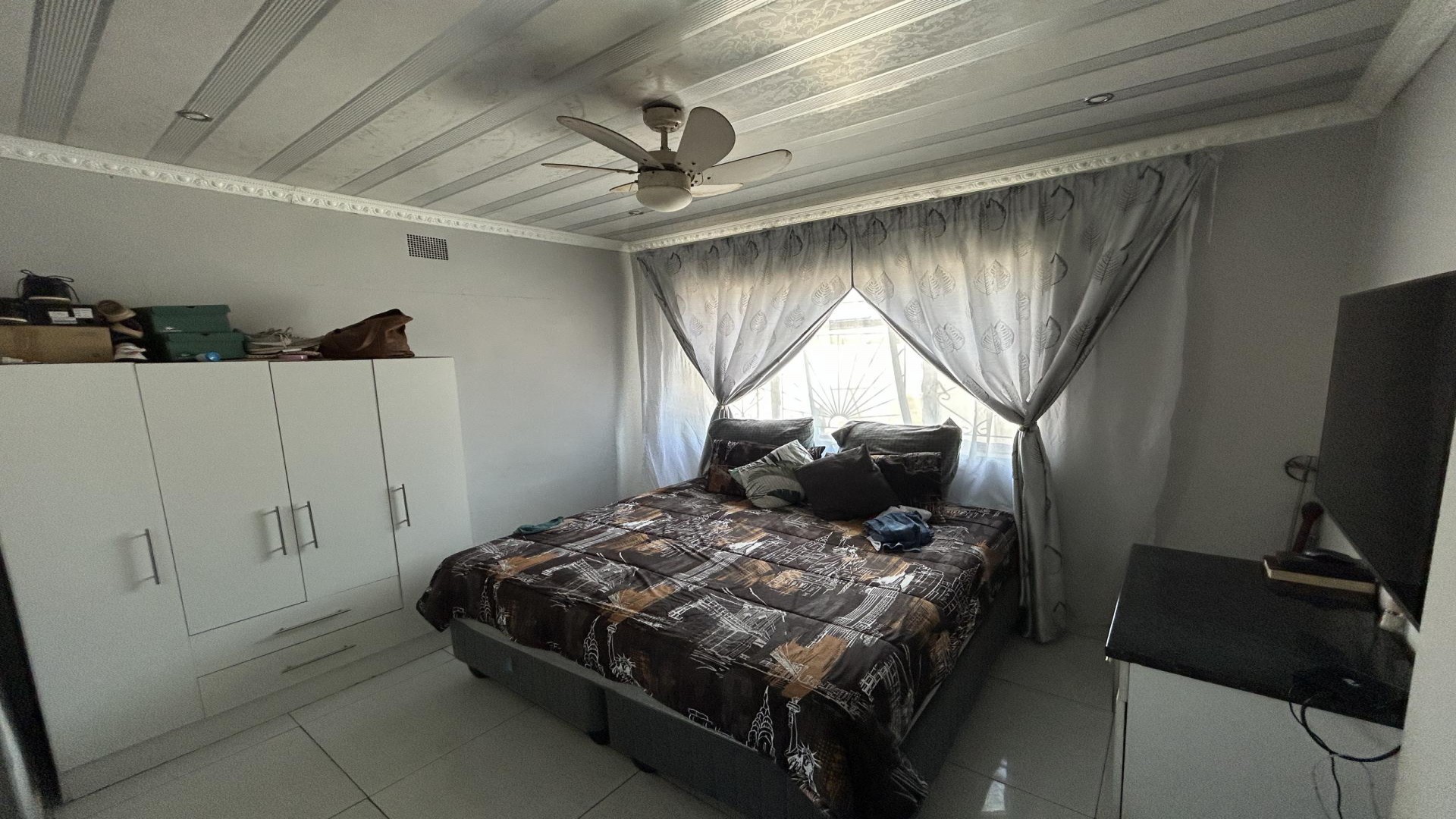 Bed Room 1 of property in Chiawelo