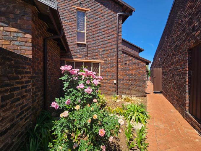 3 Bedroom Simplex for Sale For Sale in Brackenhurst - MR725788
