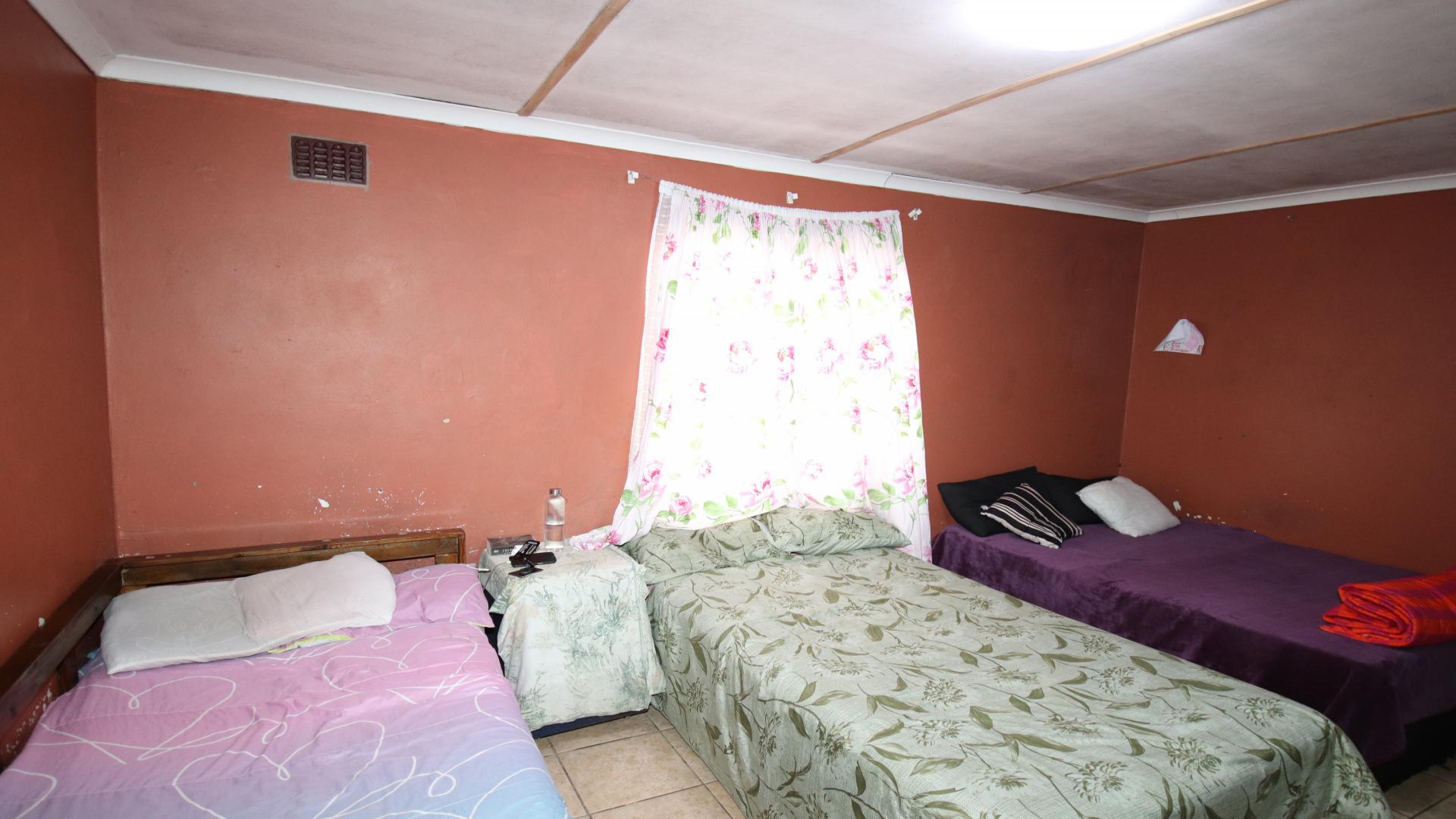 Bed Room 2 of property in Thembalethu