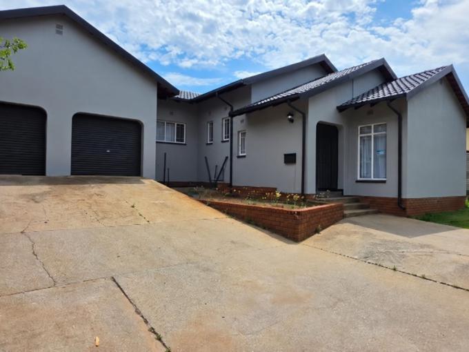 4 Bedroom House for Sale For Sale in Geelhoutpark - MR725896