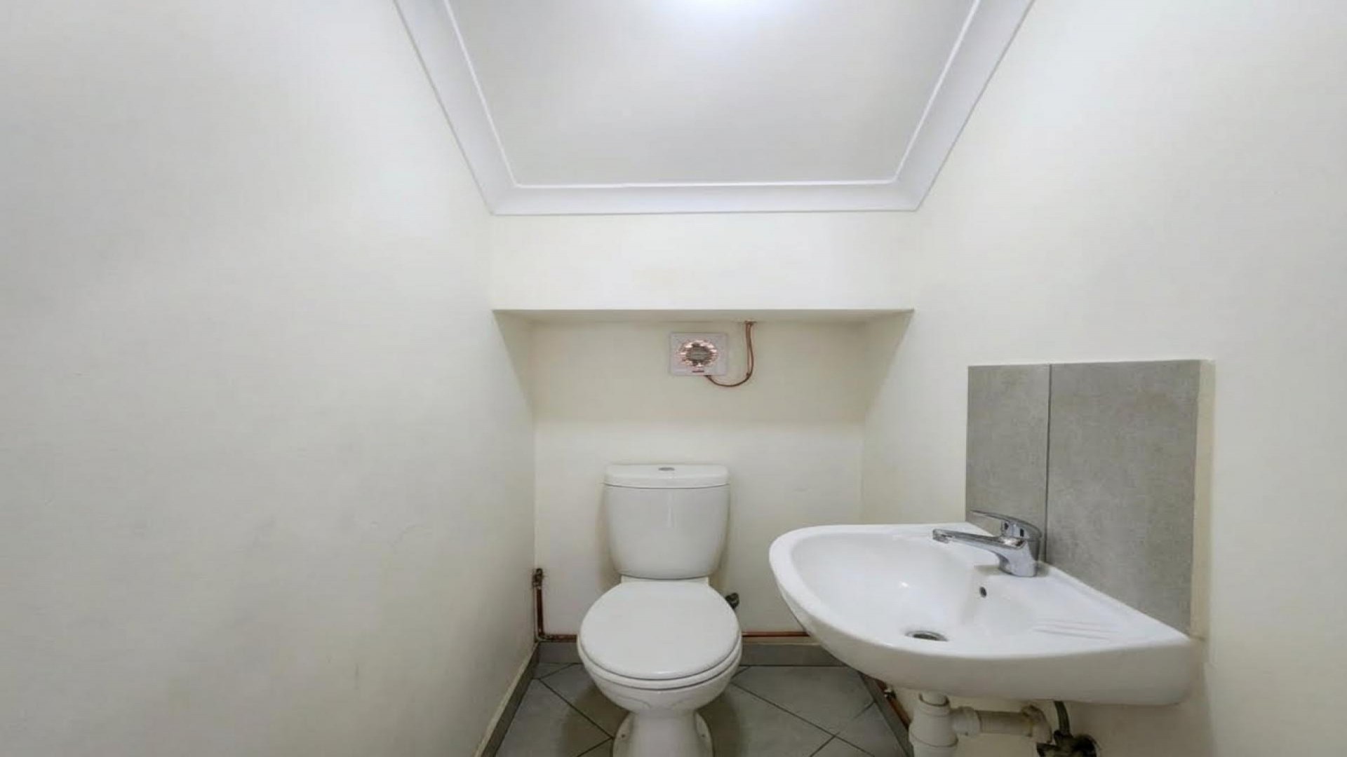 Bathroom 1 of property in The Reeds