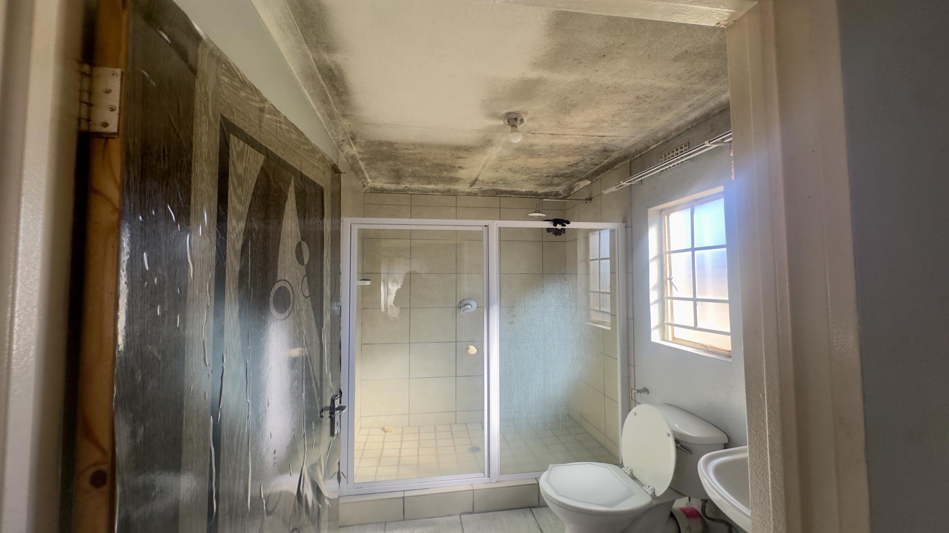Bathroom 1 of property in Windmill Park