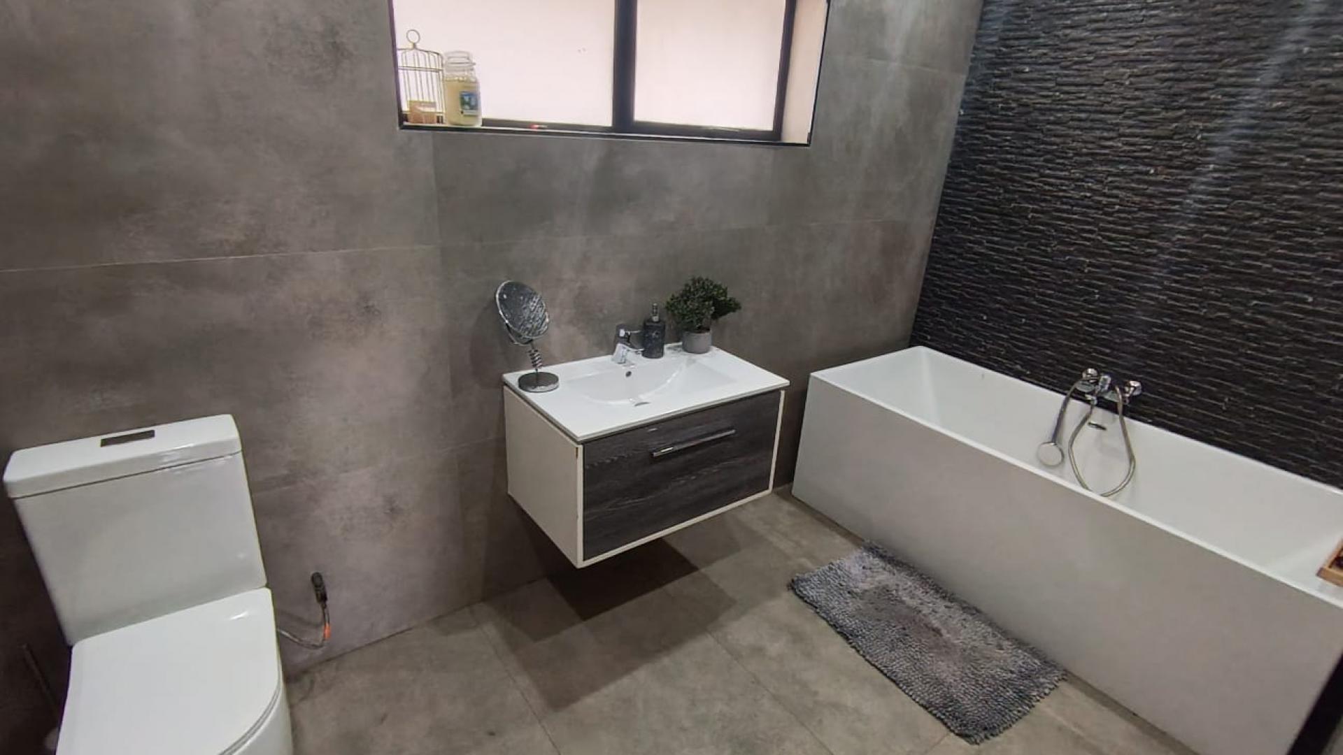 Bathroom 1 of property in Trichardt