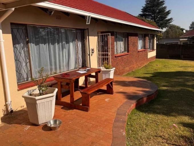 3 Bedroom House for Sale For Sale in Brackendowns - MR726258