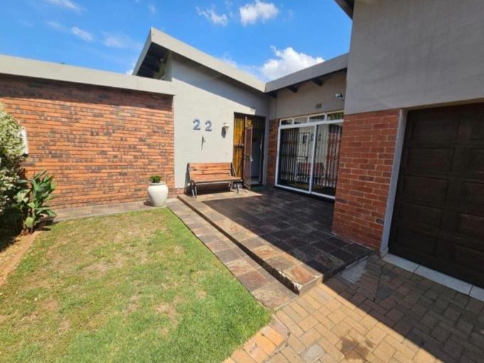 4 Bedroom House for Sale For Sale in Verwoerdpark - MR726391