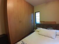  of property in Glen Lauriston 