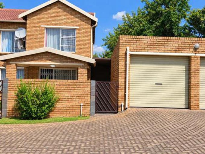 3 Bedroom Simplex for Sale For Sale in Heuwelsig Estate - MR726690
