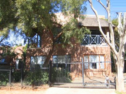 4 Bedroom House for Sale For Sale in Garsfontein - Home Sell - MR76127