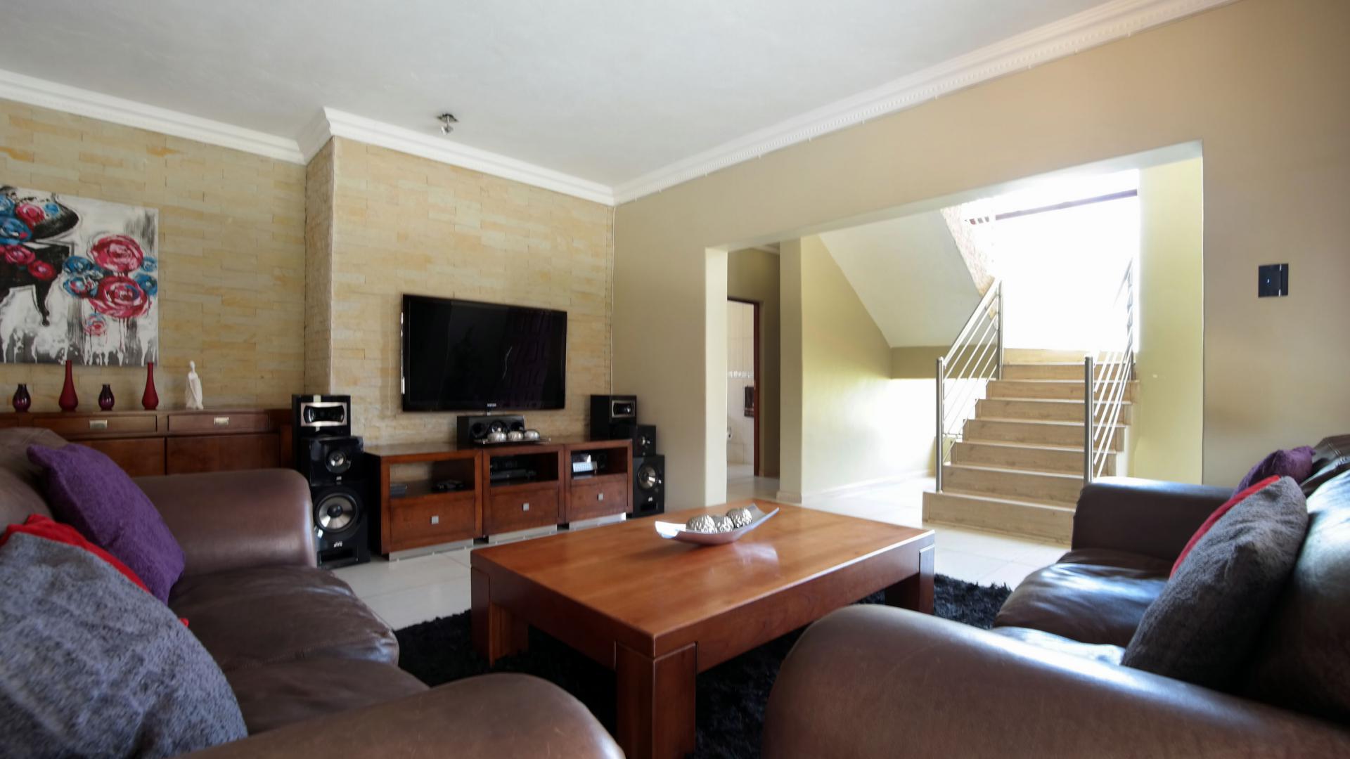 Lounges - 28 square meters of property in The Meadows Estate