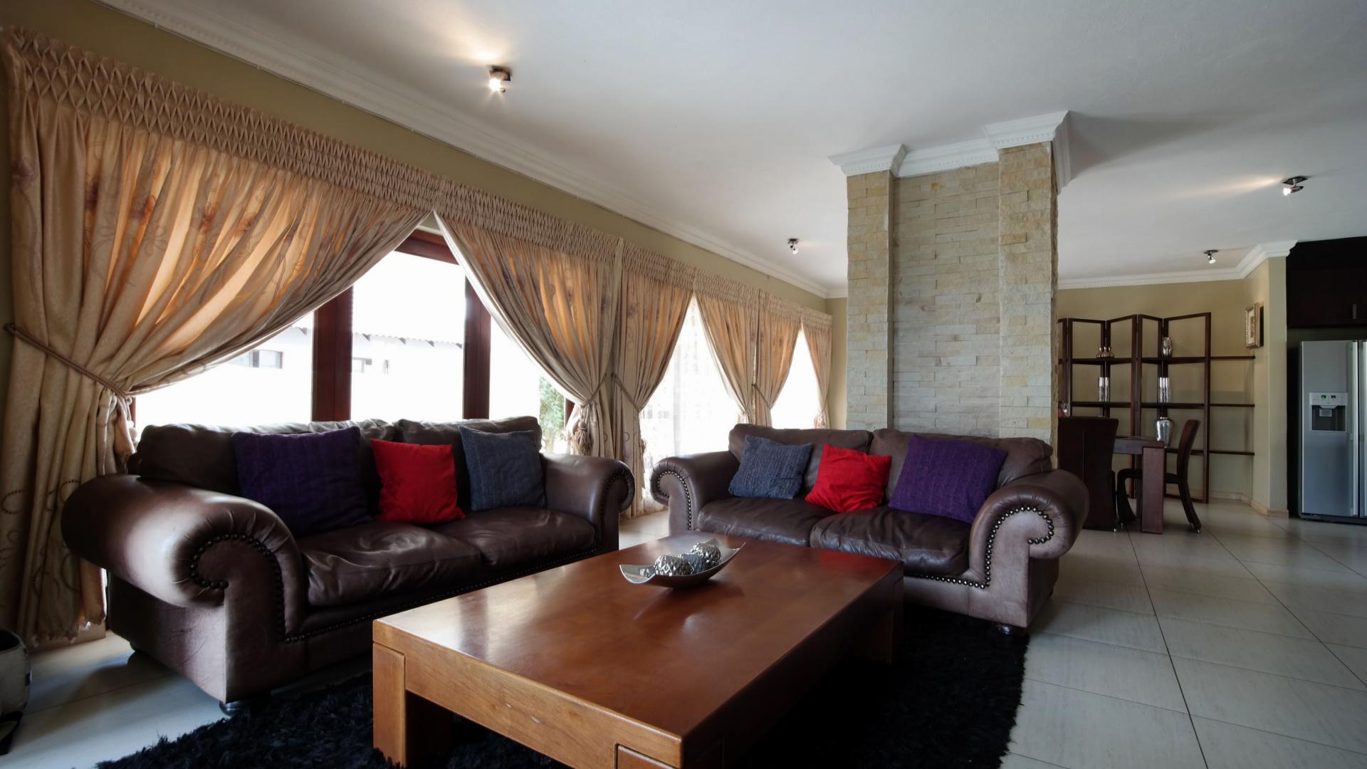 Lounges - 28 square meters of property in The Meadows Estate